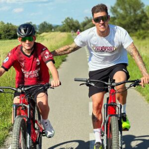 Martin Škrtel Instagram - On the way,...with my son ❤️

#dadandson #cycling #matteo