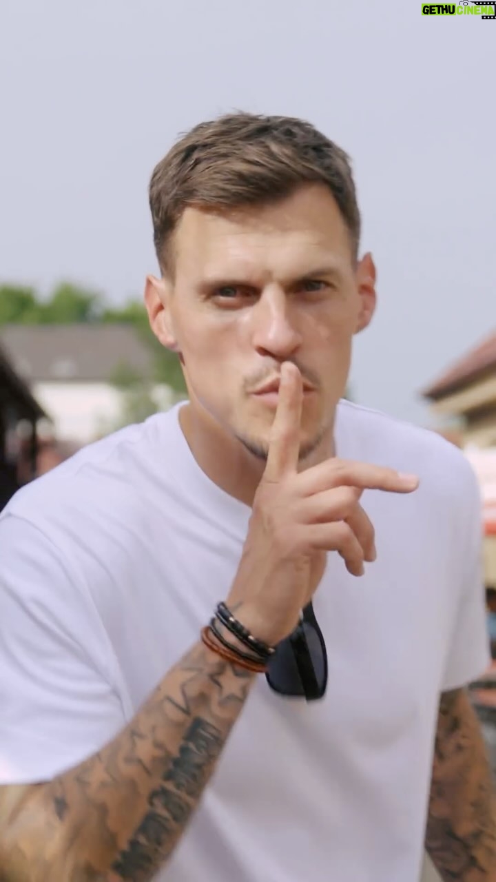Martin Škrtel - 2.7K Likes - Celé Slovensko žije futbalom ⚽️ 🇸🇰. Každý Slovák dobre vie, čo futbalisti zahrali dobre a čo sa naopak dalo zlepšiť.
Pozrite sa, ako to dopadne, keď Martin Škrtel fanúšikov prekvapí priamo počas sledovania zápasu! Spolu s ním sme sa presvedčili, že nech už je výsledok akýkoľvek, fandiť sa dá aj s chladnou hlavou! A keď sa v letných horúcich dňoch plných futbalového nadšenia dostaneme do varu, tak nám pomôže ponuka klím od ZSE! ❄️⚽️🎉
#FandimeSChladnouHlavou #Futbal #Slovenskoooo #skrtel #klima