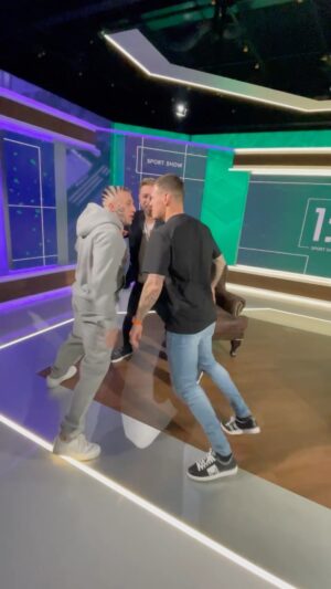 Martin Škrtel Instagram - Martin Škrtel se v rámci natáčení pořadu 1:1 Sport show nezalekl výzvy od majitele 2 KO @frayer_flexking 🤜🏻🤛🏻 Kdo by vyhrál?👥