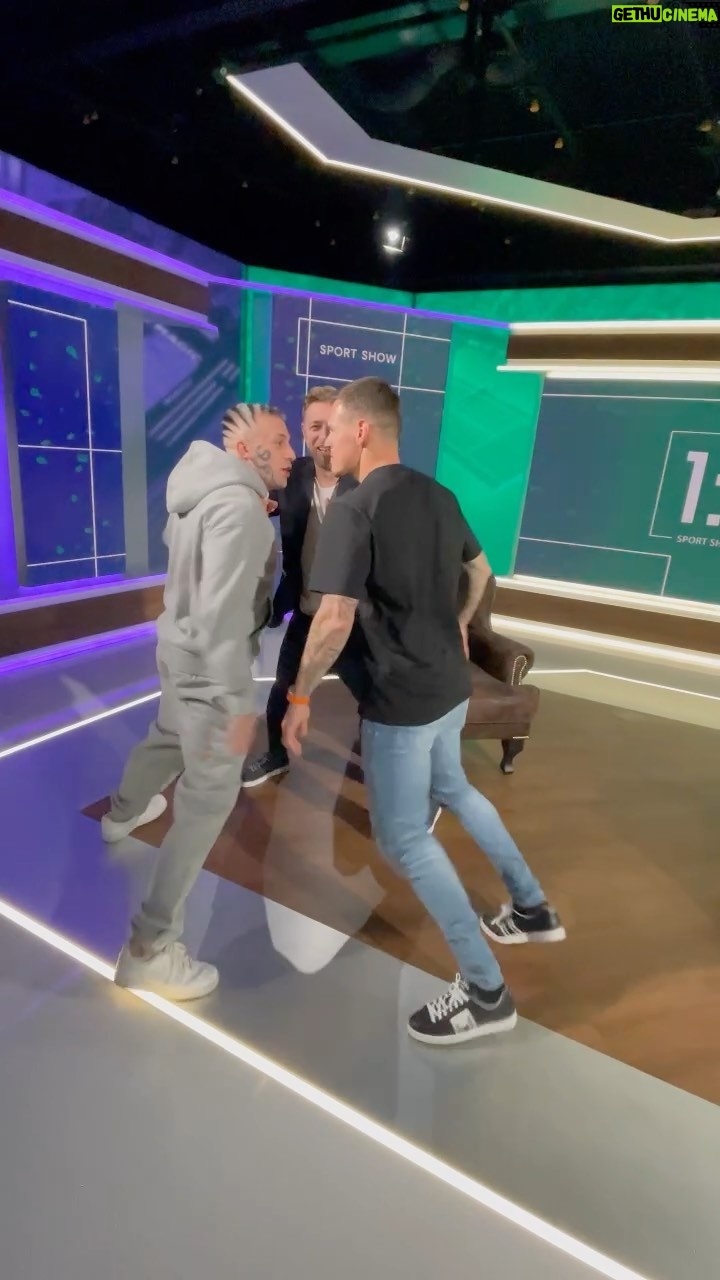 Martin Škrtel - 10.1K Likes - Martin Škrtel se v rámci natáčení pořadu 1:1 Sport show nezalekl výzvy od majitele 2 KO @frayer_flexking 🤜🏻🤛🏻 Kdo by vyhrál?👥