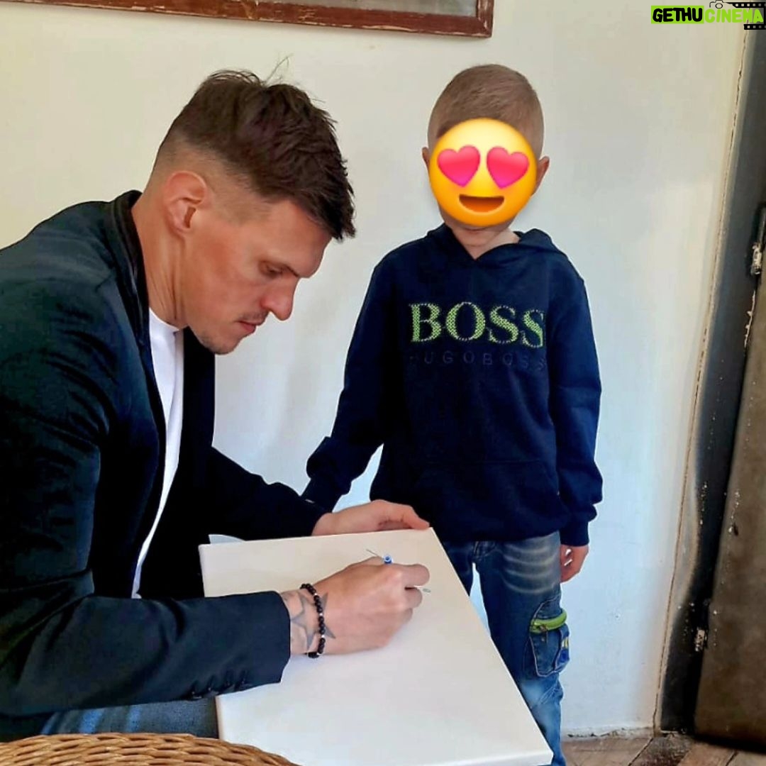 Martin Škrtel - 2.3K Likes - Z Liverpoolu do Karlovky 😉...
a tak to má byť, keď ide o šport a najmä o mládež ❤️
Rád som prijal pozvanie na odovzdávanie cien pre najúspešnejších športovcov Karlovej Vsi za rok 2023.
Úprimne všetkým držím palce, nech Vám šport dlho robí radosť. ✌️ ✊️
