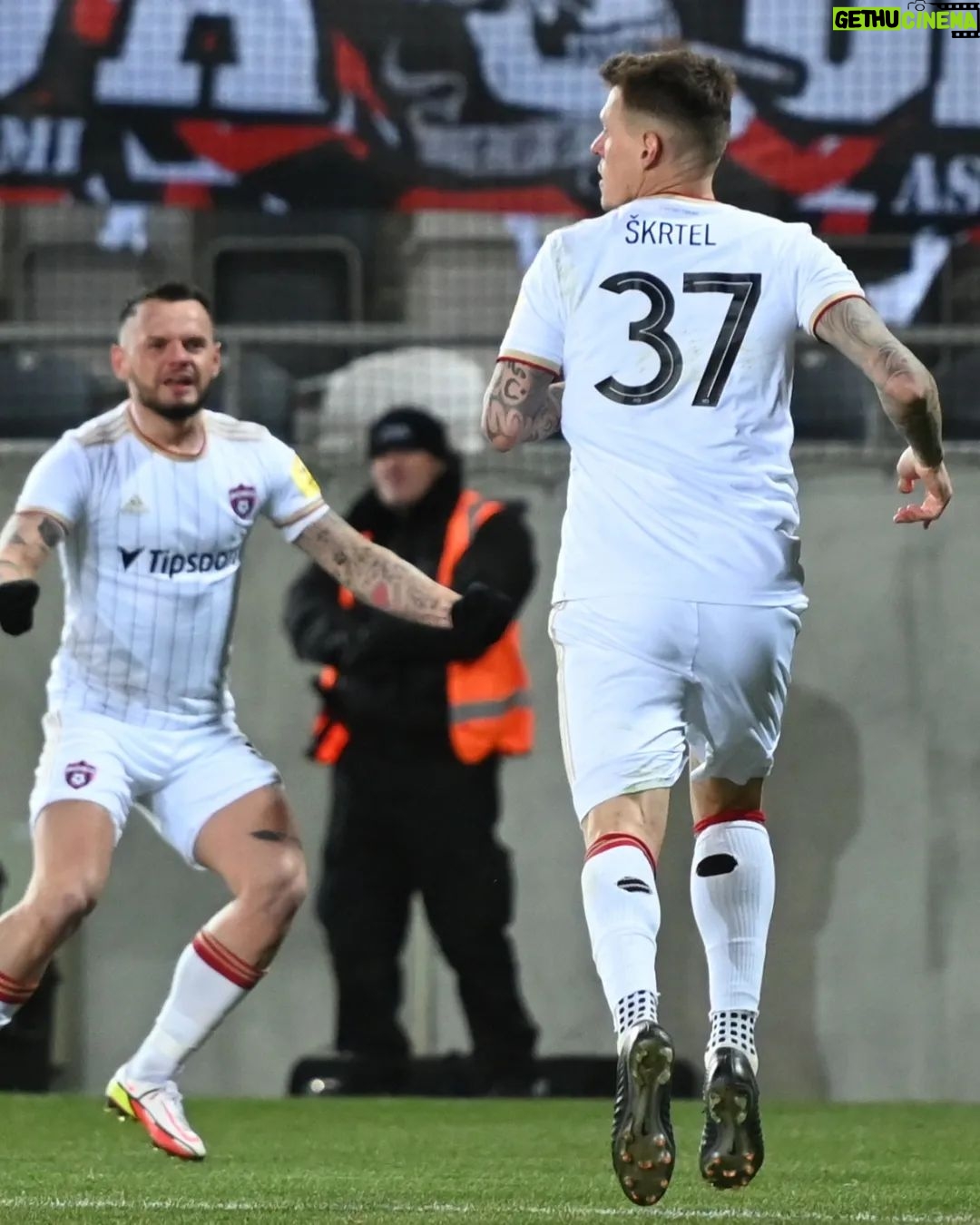 Martin Škrtel - 3.7K Likes - 🔴⚫️ V poslednom vzájomnom zápase proti FC Košice sa strelecky presadil aj Martin Škrtel!
Išlo o jeho jediný presný zásah v našom drese a zároveň sa vďaka nemu stal vo veku 37 rokov, 2 mesiace a 14 dní najstarším strelcom v drese Spartaka! ❤️🖤
🎟 Nenechajte si ujsť zajtrajší vzájomný zápas a príďte chalanov povzbudiť priamo na štadión! Lístky dostupné na sieti maxiticket, v klubovom fanshope, alebo v deň zápasu na pokladni na štadióne ⚽️
📸 @lucasphotographyworld
#FCST #Spartak #Trnava #FCKošice #NikéLiga #MartinŠkrtel