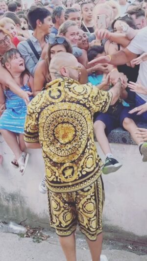 Martin Škrtel Instagram - Je mi naozaj veľkou cťou Vám oznámiť hudobného hosťa🗣️nedeľnej premiéry filmu na štadióne v Trnave🎙️Keď som hral v Liverpoole, počúval som často Kontrfakt a solovú tvorbu Rytmusa.🔊Nikdy som sa tým netajil🫵🏻
To, že pri premiére zarapuje samotný Patrik, je pre mňa skutočne veľká česť🙏🏻Ďakujem ti king👑