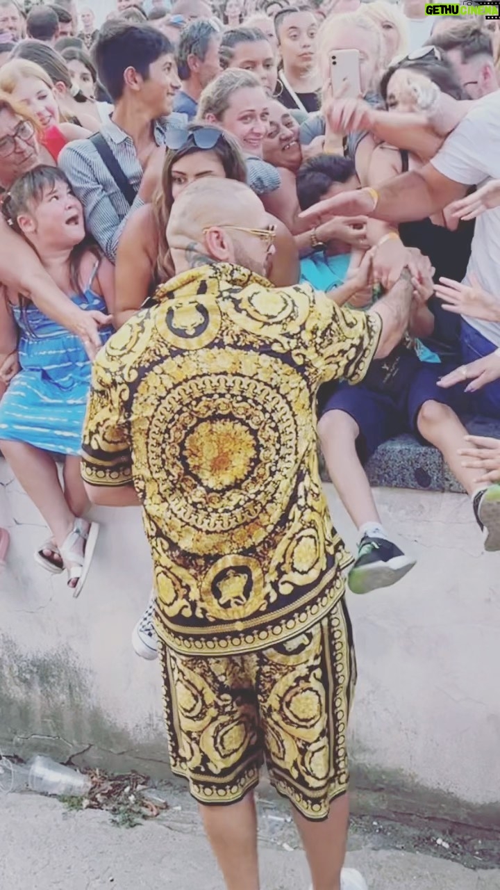 Martin Škrtel - 3.7K Likes - Je mi naozaj veľkou cťou Vám oznámiť hudobného hosťa🗣️nedeľnej premiéry filmu na štadióne v Trnave🎙️Keď som hral v Liverpoole, počúval som často Kontrfakt a solovú tvorbu Rytmusa.🔊Nikdy som sa tým netajil🫵🏻
To, že pri premiére zarapuje samotný Patrik, je pre mňa skutočne veľká česť🙏🏻Ďakujem ti king👑