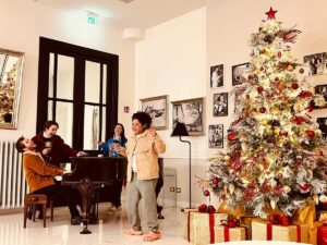 Martina Ortiz Luis Instagram - Merry Christmas & happy holidays from Salsomaggiore ➡️ Toronto 🎄🤍✨

(And yes, after spending most of Christmas Eve and Day stuck at YUL, I’ve finally made it home!!! It’s a Christmas miracle!!! 🥰)