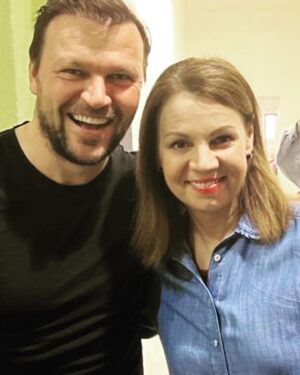 Martina Randová Instagram - Na natáčení s Tomášem @ufa17 . Ti nejlepší jsou prostě ti nejnormálnější. A Tomáš byl úžasnej nejen jako člověk, ale i jako herecký kolega na place. 👏🏻👏🏻👏🏻Moc díky za setkání . 🙏🏻 A vy,naši milí diváci, se na nás dívejte @uliceserial , protože mi pro vás točíme moc moc moc rádi. ❤️ Opatrujte se ❤️❤️🙌🏻