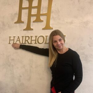 Martina Randová Instagram - Tradice je tradice❣️❣️Foto z kadeřnictví musí být.🍀🍀Opět můj milovaný HAIRHOLICK. 👍@hairholics_prague Děkuju vám moc,Terezko a Sabinko.🙏🏻A POZOR!!!! To je moje poslední úprava vlasů na mojí Heluš do Ordinace v Růžové zahradě 2. Jakmile skončí natáčení, jdu do velké změny. Ale ještě nemohu prozradit do jaké. 🤫A protože je to pro mě osobně velké rozhodnutí, tak vám z toho celého dne  udělám malou reportáž. Moc se těším na změnu image. 🥳Rozhodla jsem se, že budu nejméně “ O 10let mladší “ 😉 a také o 15 kilo hubenější, protože už jsem vypadala jako takový: “Cvalda malý domácí.” Chichi. Už mám dole 10kilo a stále pokračuji. Jupíí 💃💃. Krásný Advent vám přeji🕯🕯🕯🕯a mám vás všechny moc ráda. 💗💗🌟🌟
