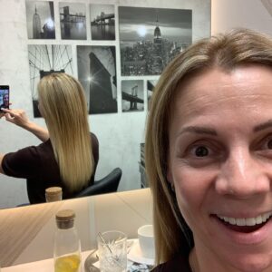 Martina Randová Instagram - Moji milí. Tak, moje dnešní
 “ časosběrné “ fotky ( hahaha v rozmezí 4 hodin )
1 fotka - Slečinka vyrazila do @hairholics_prague, nechat si zkrášlit vlas 🤦‍♀️. 2 fotka - Nabarveno,umyto,vyfoukáno. 💇‍♀️. 3 fotka - Hotovo, slečince nějak narostly rychle vlasy, že? Ale to je tím,že jí hodně vitamínu B. 😂😂😂 Ale hlavně má šikovnou Sabinku @sabinafleischer ,která dokáže s vlasy zázraky 👱🏻‍♀️. Opatrujte se a buďte zdraví,to je hlavní. 🙏🏻🙏🏻🍀🍀🍀💗💗💗