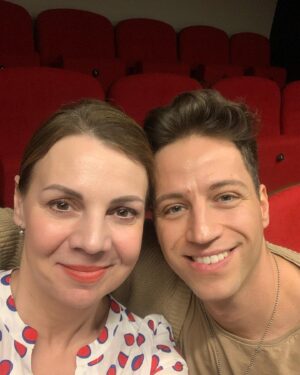 Martina Randová Instagram - S Milánkem  @milanperoutka na tiskovce k otevření našeho nového divadla Metro  @divadlometro . Na třetí fotce se podívejte, jak je to divadlo nádherný. 👍🏻Slavnostní otevření je již zítra 26.2. od 19:00 a otevíráme ho naší slavnou komedií “ Dva nahatý chlapi “, kde hrají Martin Zounar  @martin_zounar_official , Martin Kraus, Danielka Šinkorová  @sinkord_official a já. Divadlo Metro je divadlo pro vás, naše milované diváky, kteří se chcete odreagovat, zasmát a zapomenout na jakékoliv starosti. Hrajeme  tam spoustu krásných komedií, ve kterých hraje spoustu mých úžasných talentovaných  kolegů. A Milánek Peroutka, samozřejmě taky. Strašně moc se na vás těšíme. ❤️ Vstupenky koupíte na stránkách divadla Metro. Mějte se moc krásně a přijďte za námi, budeme si vás hýčkat. ❤️🙌🏻