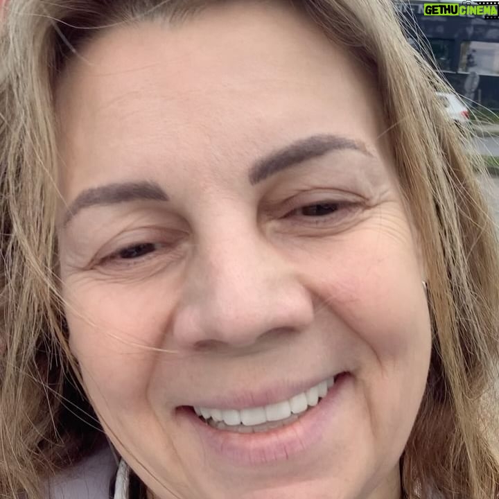 Martina Randová - 1K Likes - Moji milí ❤️, jezděte opatrně. V poslední době se tady rozmohl takový nešvar, že řidiči neblikají, vecpou se před vás, když si necháváte správný odstup od auta před vámi a zapomínají, že ze dvou pruhů do jednoho existuje “ zip “. Tak a teď ta hezčí zpráva, MĚJTE SE CO NEJKRÁSNĚJI A MÁM VÁS RÁDA❣️ Opatrujte se🌼🌻💐🌺🌷🌹🪻🌾🌸🪷💐🪸Pro vás. A nezvadnou. 😉. @smazik_kladno. P.s. Konec se mi tam nějak nevešel,nechápu. Omlouvám se. Ale bylo to: “ Aniž bych musela z postele “.
