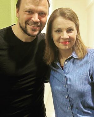 Martina Randová Instagram - Na natáčení s Tomášem @ufa17 . Ti nejlepší jsou prostě ti nejnormálnější. A Tomáš byl úžasnej nejen jako člověk, ale i jako herecký kolega na place. 👏🏻👏🏻👏🏻Moc díky za setkání . 🙏🏻 A vy,naši milí diváci, se na nás dívejte @uliceserial , protože mi pro vás točíme moc moc moc rádi. ❤️ Opatrujte se ❤️❤️🙌🏻