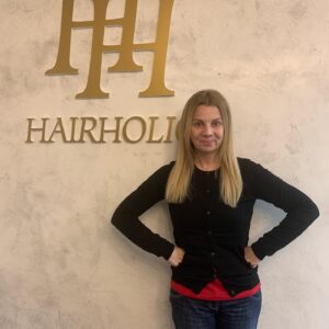 Martina Randová Instagram - Tradice je tradice❣️❣️Foto z kadeřnictví musí být.🍀🍀Opět můj milovaný HAIRHOLICK. 👍@hairholics_prague Děkuju vám moc,Terezko a Sabinko.🙏🏻A POZOR!!!! To je moje poslední úprava vlasů na mojí Heluš do Ordinace v Růžové zahradě 2. Jakmile skončí natáčení, jdu do velké změny. Ale ještě nemohu prozradit do jaké. 🤫A protože je to pro mě osobně velké rozhodnutí, tak vám z toho celého dne  udělám malou reportáž. Moc se těším na změnu image. 🥳Rozhodla jsem se, že budu nejméně “ O 10let mladší “ 😉 a také o 15 kilo hubenější, protože už jsem vypadala jako takový: “Cvalda malý domácí.” Chichi. Už mám dole 10kilo a stále pokračuji. Jupíí 💃💃. Krásný Advent vám přeji🕯🕯🕯🕯a mám vás všechny moc ráda. 💗💗🌟🌟