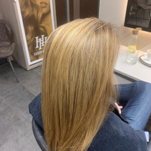Martina Randová Instagram - Tradice je tradice❣️❣️Foto z kadeřnictví musí být.🍀🍀Opět můj milovaný HAIRHOLICK. 👍@hairholics_prague Děkuju vám moc,Terezko a Sabinko.🙏🏻A POZOR!!!! To je moje poslední úprava vlasů na mojí Heluš do Ordinace v Růžové zahradě 2. Jakmile skončí natáčení, jdu do velké změny. Ale ještě nemohu prozradit do jaké. 🤫A protože je to pro mě osobně velké rozhodnutí, tak vám z toho celého dne  udělám malou reportáž. Moc se těším na změnu image. 🥳Rozhodla jsem se, že budu nejméně “ O 10let mladší “ 😉 a také o 15 kilo hubenější, protože už jsem vypadala jako takový: “Cvalda malý domácí.” Chichi. Už mám dole 10kilo a stále pokračuji. Jupíí 💃💃. Krásný Advent vám přeji🕯🕯🕯🕯a mám vás všechny moc ráda. 💗💗🌟🌟