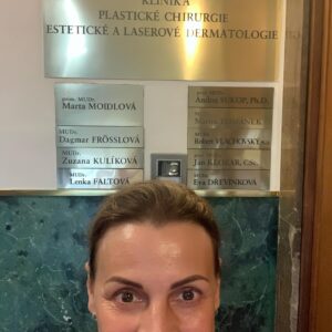 Martina Randová Instagram - Moji milí, jestli chcete mít tahle krásně vypracované bříško, zkuste tento přístroj. V Laser plastic  @klinikalaserplastic  se vám budou věnovat ti nejlepší lékaři a nebudete muset dřít v posilovně. Všechny informace vám dají na tel.čísle:  420724860082 a tam vás také objednají. Adresa Kliniky LaserPlastic je: Platnéřská 11, Praha 1.
Jsou tam opravdu všichni nesmírně milí a profesionální. Dnes jsem tam byla a opravdu doporučuji 🙌🏻 Mějte se co nejlépe, opatrujte se a posílám vám všem pusu. 💁‍♀️💋💋💋💋💋💋💋💋💋💋