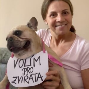 Martina Randová Instagram - Moji drazí ❤️ Toto je video pro kampaň ´Volím pro zvířata ´ @obrancizvirat . 🙌🏻 Natočila jsem ho doma, rychle poslala a ……teprve pak jsem se na to video zpětně podívala !!😂😂 Zaměřte se v tom videu na Mínu. 😂😂😂Byly jsme předtím totiž venku a protože je starší, tak jí trvá déle, než se uklidní. Prosím, neposílejte na mě psí sociálku, opravdu jí netrápím, jídla má dost a hlazení taky. 😂😂😂😂😂 Musela jsem vám to sem dát, protože je strašně vtipný, jak podporuju zvířátka a můj pes se tváří, jak když ho trápím. Je to prostě buldoček. ❤️Moji milí, mějte se nádherně, ať se vám všechno daří, ať je vám hezky a pořád veselo. ❤️💁‍♀️💋