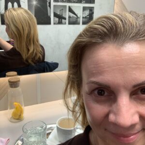 Martina Randová Instagram - Moji milí. Tak, moje dnešní
 “ časosběrné “ fotky ( hahaha v rozmezí 4 hodin )
1 fotka - Slečinka vyrazila do @hairholics_prague, nechat si zkrášlit vlas 🤦‍♀️. 2 fotka - Nabarveno,umyto,vyfoukáno. 💇‍♀️. 3 fotka - Hotovo, slečince nějak narostly rychle vlasy, že? Ale to je tím,že jí hodně vitamínu B. 😂😂😂 Ale hlavně má šikovnou Sabinku @sabinafleischer ,která dokáže s vlasy zázraky 👱🏻‍♀️. Opatrujte se a buďte zdraví,to je hlavní. 🙏🏻🙏🏻🍀🍀🍀💗💗💗