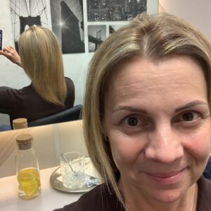 Martina Randová Instagram - Moji milí. Tak, moje dnešní
 “ časosběrné “ fotky ( hahaha v rozmezí 4 hodin )
1 fotka - Slečinka vyrazila do @hairholics_prague, nechat si zkrášlit vlas 🤦‍♀️. 2 fotka - Nabarveno,umyto,vyfoukáno. 💇‍♀️. 3 fotka - Hotovo, slečince nějak narostly rychle vlasy, že? Ale to je tím,že jí hodně vitamínu B. 😂😂😂 Ale hlavně má šikovnou Sabinku @sabinafleischer ,která dokáže s vlasy zázraky 👱🏻‍♀️. Opatrujte se a buďte zdraví,to je hlavní. 🙏🏻🙏🏻🍀🍀🍀💗💗💗