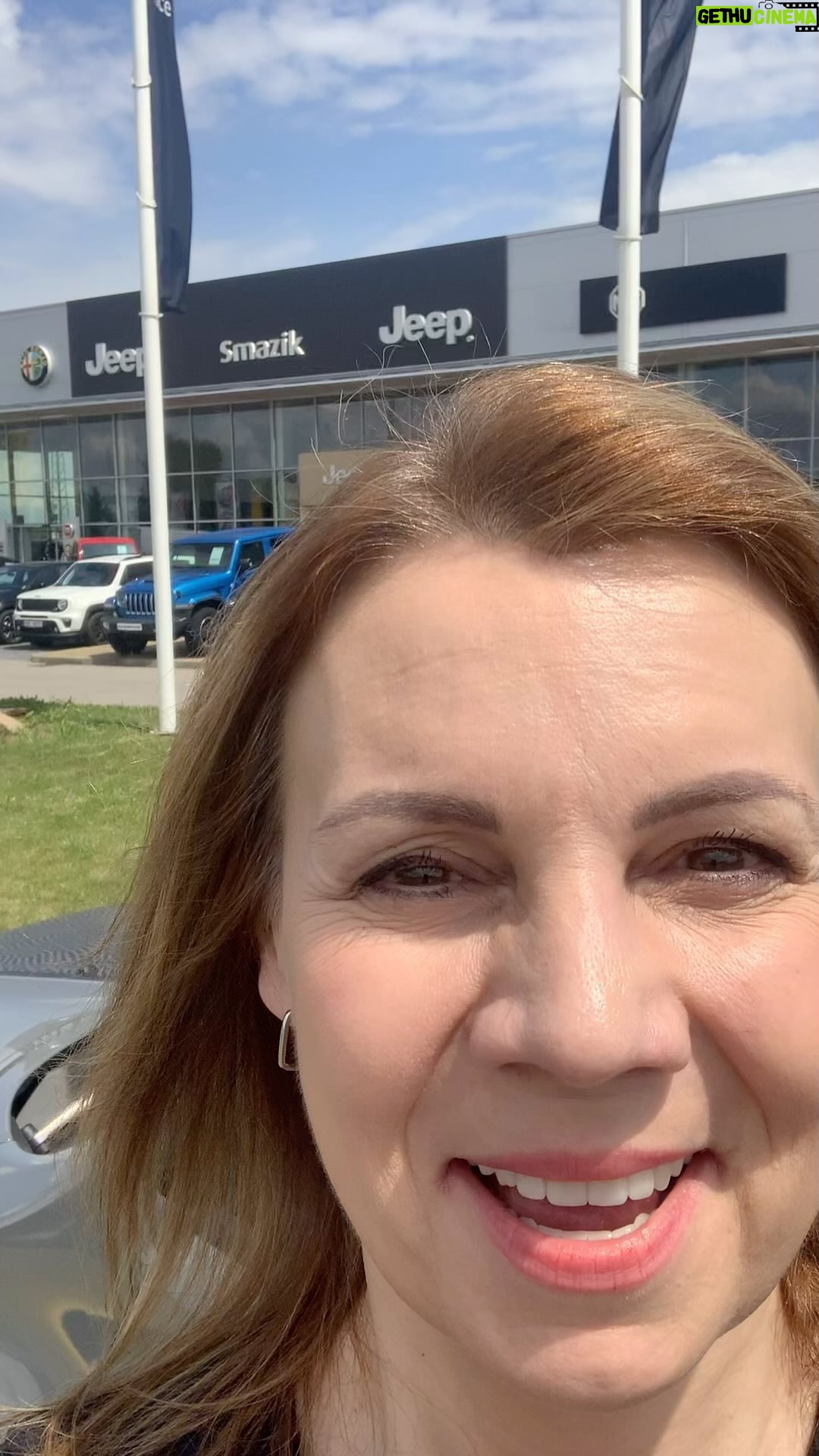 Martina Randová - 626 Likes - Moji drazí❤️. Tak mám za sebou opět návštěvu u Pavla Smažíka a mám za sebou opět nehodu s autem. 🙄Konkrétně mi prostě kámen od projíždějícího auta rozflákal, ano doslova rozflákal přední sklo u mého autíčka. Ale já naštěstí hned věděla, jak si poradit. Stačilo vytočit jedno číslo do @smazik_kladno , podepsat plnou moc a je to. O nic se nestarám. Uf,hurá,děkuju. Ještě, že to tam takhle krásně funguje. 🙏🏻Mějte se co nejkrásněji to jde, jezděte opatrně a přeji vám štěstí jen na samé slušné řidiče kolem vás. 🍀🍀🍀🍀🍀🍀🍀🍀🍀🍀🍀🍀🍀🍀🍀🍀