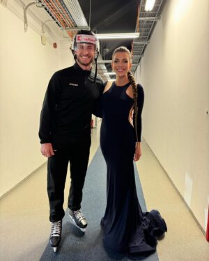 Martina Schindlerová Instagram - O chvíľu zaspievam hymnu pred prvým domácim zápasom 🏒 @hc.slovan.bratislava ⚔️ @hckosiceofficial 🩵

Už sme tu všetci ready 💪

#loveyourjob 
@maksstudio_pozicovnasiat 👗
@evcervenkova 💇🏼‍♀️