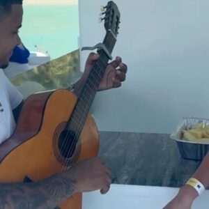 Martina Schindlerová Instagram - 🎸🛥️🌊🌞🌴
#standbyme 

@sharky_vylety 
#saonaisland 
#dominicanrepublic🇩🇴