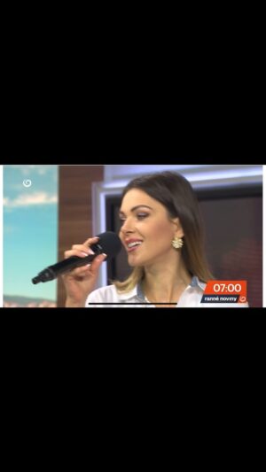 Martina Schindlerová Instagram - Ďakujem za dobré ránko v stredu v Ranných novinách na @tvjoj 🫶.

Vstávala som o 4:00, 5:30 zvukovka, ale stálo to za to :).

Povedz mi 🎤 v akustickej verzii s 🎸 @davidmajlis 💫.

Ďakujem Davidovi🤗 , že si so mnou v stredu privstal. David je učiteľ gitary mojej dcéry 👌🏻, lebo @milan_medek bol busy :)… 

#videoarchiv 
#joj
