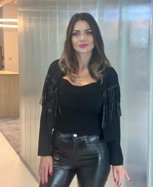 Martina Schindlerová Instagram - Keď príde koniec dní, spýtaš sa sám seba,
či splnil si si sny, spravil to, čo treba.
Keď príde koniec dní, pozriem láske do očí,
ani ona sa mi chrbtom neotočí.
❤️

#weekendvibes