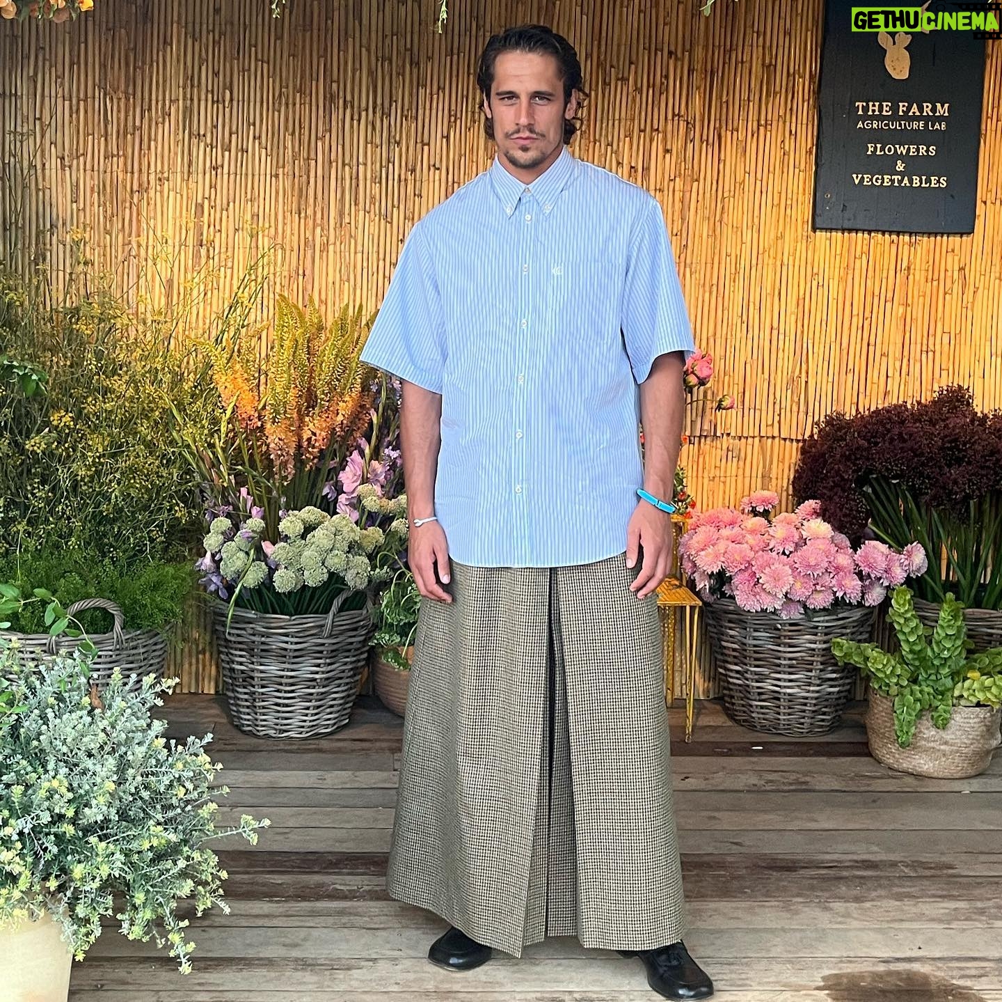 Martiño Rivas - 54K Likes - Mamaiña, mezclei raias con cadros, rosa con vermello, hidratos con proteina e viño con vodka.
#GucciSummerStories
Obrigado @gucci & @parsida
📷s unha e tres son de @cesarsegarra_