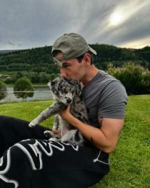 Martinus Gunnarsen Instagram - Me when I see a dog at party