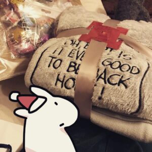 Mary Instagram - メリークリスマス🎁
ふらりとユニクロに行ったら可愛かったので買いました。スヌーピーはめあうさのライバルと認定しておりますがやはり、かわいいものです。
.
勢いだけでamazonにてポチってしまったクリスマスツリー150cmが明日届きます。飾り達が今日届いてました。
自分の身長とあまり変わらない木を買ってしまった今の心境
『なんで買ってしまったん？』