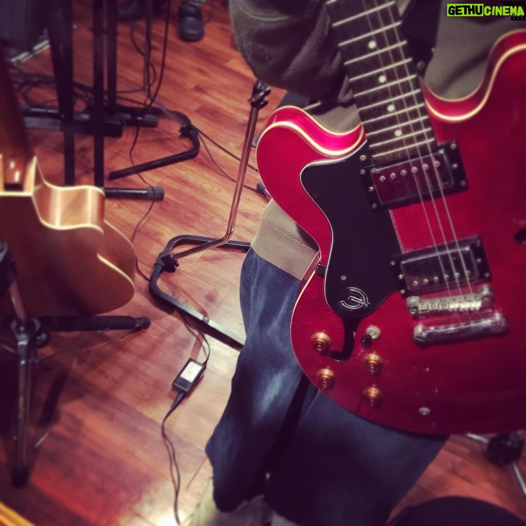 Mary - 609 Likes - 明日はかわいいセミアコも弾きます🎸