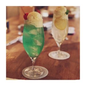 Mary Instagram - 🍹﻿
﻿
「旅する喫茶」﻿
﻿
お邪魔させていただきました。﻿
おれそぴと🐼﻿
﻿
クリームソーダって﻿
いつ飲んでもほんとうまいんだなあ﻿
﻿
最近、ねこさまがね﻿
ほんとうに大きくなっててね﻿
すごいんだあ﻿
﻿
あ！﻿
めあうさまーとを開設したので﻿
みんなのぞいてみーてね﻿
🐰meausa.net🐰﻿
﻿
なんてわかりやすいURLなんだ…﻿
﻿
#めあうさどっとねっと﻿
#ポイントつくよ﻿
#夏コミ割ともうすぐでびびるな
