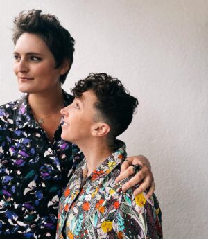 Mary Chieffo Instagram - fresh cuts & kisses @brindleyhairstudio 

✂️💋🌈✨

cut & stlying: @arlenjeremy 
color: @killerbeauty_by_ligia 
button ups: @wearewildfang 
my heart: @msmadig 

📸 @killerbeauty_by_ligia