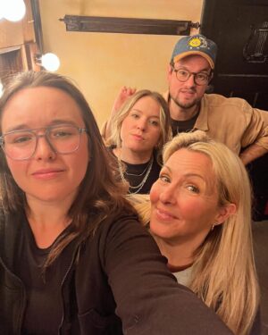 Marylène Gendron Instagram - Soirée extraordinaire avec @pascalerh et @cloutierv !!!!

Il nous reste seulement deux lives au Lion d’Or 😱

Always remember la couche-culotte dans grosse robe maxi, la titine-barbel, and Chevalina 🐴 

Xxxx
