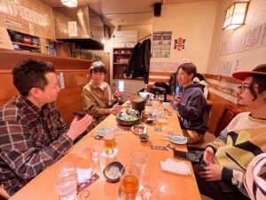 Masafumi Gotoh Instagram - 「お刺身ドラフト会議」をしている我々。絶対に喧嘩にならない刺盛りの分け方です。お試しあれ。俺の第一回選択希望お刺身はシメ鯖でした。単独指名に成功。

#asiankungfugeneration #nagoya #japan #お刺身ドラフト会議