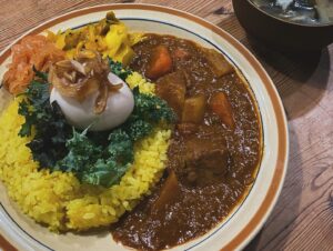 Masafumi Gotoh Instagram - 作業は順調です。潔のカレーも美味しいけれど、プロのカレーは格別。

#uminecocurry #ウミネコカレー