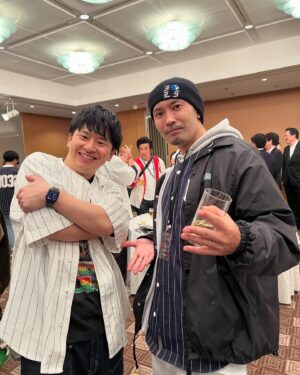 Masayasu Wakabayashi Instagram - どうしても感謝をお伝えしたい人。
私のDJの先生#djizoh さんです。
10月末に、DJで過去のセリフを出す案が立ち上がりました。
それから3ヶ月ちょっと、スクールでは勿論時には僕の仕事場まで来ていただいて熱心に教えてくださいました。
ずっと話せなかったから早くその話もしたいです。
#TAIGA さんそこミキサーの位置
