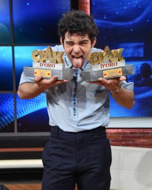 Massimiliano Caiazzo Instagram - Ciak d’oro miglior attore e miglior serie !!
Il mio più grande  grazie va a voi che avete votato e ai miei compagni di viaggio 
non avete smesso mai di dare amore a questo progetto e a questi personaggi 

Ci vediamo domenica su @skytg24 

Grazie grazie grazie 
Vostro Massi ✨❤️

@ciakmag 
@daninseries 
@picomedia.official 
@do_cinema 
@beatriceanna_ 

Stylist: @gloriaripamonti 
@fendi