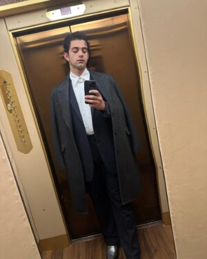 Massimiliano Caiazzo Instagram - Sanremo, gli specchi, gli amici, gli alieni e i piani sequenza  senza senso.