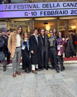 Massimiliano Caiazzo Instagram - Sanremo, gli specchi, gli amici, gli alieni e i piani sequenza  senza senso.