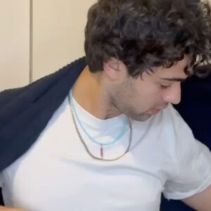 Massimiliano Caiazzo Instagram - Ciao sono massi e la mia vita oscilla tra jingle e self tape con qualche parentesi di acqua salata