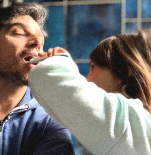 Massimiliano Varrese Instagram - 𝙋𝙀𝙍 𝙄𝙇 𝙏𝙐𝙊 𝘾𝙊𝙈𝙋𝙇𝙀𝘼𝙉𝙉𝙊 𝙋𝘼𝙋𝘼' 𝙊𝙂𝙂𝙄...
_________

Te li lavo io denti! Mettiti seduto!
.
È stato un anno di grossa evoluzione personale. Cambiamenti che non avrei aspettato ma che ho affrontato come sempre.

Non è stato facile.

Ma c'è una cosa che ho sempre saputo.

Ogni cambiamento seppur doloroso porta con sé un messaggio meraviglioso per chi ha il Coraggio di sceglire la Via dell'Ascolto.

È stato l'anno in cui ho davvero capito il vero senso delle parole Pazienza e Riflessione. Coraggio. 

Il resto lo tengo per me soltanto. 

Sono così immensamente Grato di essere Padre che ho davvero capito il dono dell'Amore incondizionato.

Non c'è regalo più bello al mondo per me in questo giorno di questo gesto. 

Fermarsi seduti, lasciare il resto e Vivere ogni momento in tempo presente e pieno d'amore semplice. Che cresce ogni giorno.

Solo chi mi conosce davvero sa cosa significa questa foto e questo semplice gesto. Ma nel giorno del mio 47 esimo compleanno voglio un po' condividerlo con voi.

Auguro a me ogni giorno ancora, di essere allievo di così tanta saggezza. 

È stato un Autunno di Rinascita sotto ogni punto di vista. 

A Mia la mia Maestra più grande. 🙏

"È solo con il cuore che si può vedere veramente. L'essenziale è invisibile agli occh"i🌹

P.S. e poi dimosela tutta!
Più cresco e più so figo e più in forma che mai! 🤣

Alla faccia di tutte le convinzioni mentali di cui dovrei aprire un capitolo futuro...

#birthdaygifts #mybirthday🎂 #ilmiocompleanno #massimilianovarrese #trainingolisticototale #ilpiccoloprincipe #crescitaspirituale