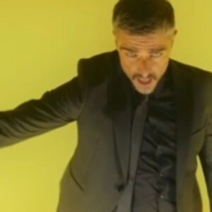 Massimiliano Varrese Instagram - NIENTE DA DIVIDERE.

Sono nato con l'arte nel corpo e così voglio continuare a parlare. 

Ricomincio da qui! Ci vediamo presto! 

Vi stringo tutti a me! Balliamo?

MAX ☀️

OSU!