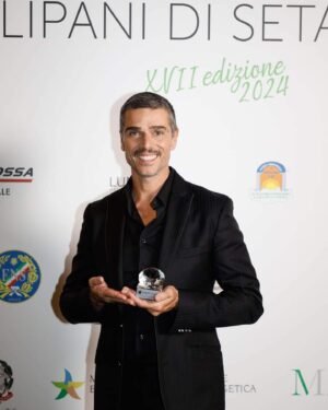 Massimiliano Varrese Instagram - FESTIVAL TULIPANI DI SETA NERA 
🌷 Premio Testimonial 🌷 

Ricevere un Premio così importante come testimonial per i valori etici, umani e sociali portati nel mondo con la mia arte a 360 gradi è onorevole per me. 

Per tutto ciò che ho cercato di fare in questi quasi 30 anni di carriera sudata e difesa coi denti… 

e voi miei amati Fan lo sapete!

La menzione era così bella che avrei voluto fotografare il foglio della scaletta, letto dal grande @claudioguerriniofficial per metterla nella mia collezione dei premi che ho a casa.

L’emozione era così grande dopo questi mesi però……… che ho dimenticato di farlo!

Ho cantato e ballato con le mie girlz, il SINGOLO NUOVO Estivo in anteprima davanti ad un pubblico colto e attento, fatto di grandi colleghi e produttori di alto livello, e vederli danzare e copiare i passi al primo ritornello è stato davvero ECCITANTE! 

Grazie di cuore in primis alla mia grande  @carmendelena 💕

@tommasomartinelli1980 per avermi voluto e per la sua sensibilità artistica e umana🙏

@patriziadesantis.actingcoach ☀️
.
.
Grazie @josebalabel e @giannitesta per produrre come desidero la mia musica che Spacca! 🙌

Alle dance girlz @michevitrano @_quintils_ 

@melissaramisolangeramirez @dariolupinacci per aver capito subito la mia pazza visione della Coreo che ho montanto con loro in due ore di tempo!

“ IL SOGNATORE DEVE ESSERE PIÙ FORTE DEL SOGNO! “

MAX
Osu! 🥋

SPACCHIAMO? Dajeeee