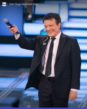 Massimo Ranieri Instagram - La fabbrica dei sogni si sta aprendo: ecco il nostro frontman 🎤
#TuttiISogniAncoraInVolo ora in onda su Rai1 e RaiPlay