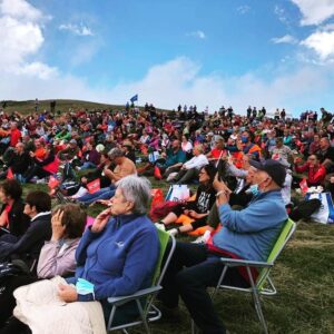Massimo Ranieri Instagram - Cantare a mezzogiorno a 2000 metri  è stata un'esperienza più  unica che rara...grazie a tutti voi per la bellissima mattinata!!!❤❤❤

#cantaretralenuvole #monviso #vivalospettacolodalvivo  @polifonici_del_marchesato #experience