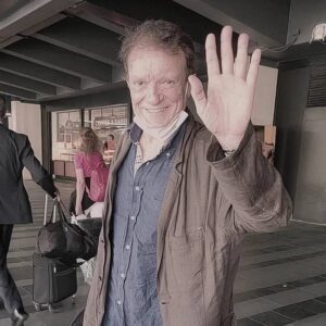 Massimo Ranieri Instagram - Appena atterrato di ritorno dalla Sicilia. Che dire, grazie a tutti voi per avermi accompagnato fin qui, da nord a sud, da ovest a est; tutte le sere ero emozionato come se mettessi i piedi su un palcoscenico per la prima volta, dopo un anno di silenzio. Venerdi si ricomincia a Santa Severa e poi ancora in giro fino al 9 settembre!!! Siete meravigliosi, grazie sempre per il vostro affetto!!!

#lifeontour #vivalospettacolodalvivo #onstage #emozioniuniche