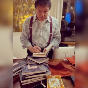 Massimo Ranieri Instagram - Cari amici e amiche di Napoli purtroppo per via del tour al momento non riesco a fare una presentazione del libro a Napoli, ma non potevo assolutamente non pensare a voi ed è per questo che potrete trovare dal 23 novembre nelle librerie  Mondadori Mooks al Vomero in Via Luca Giordano e al Mondadori Megastore del Centro Commerciale Campania a Marcianise  le copie del mio libro autografate in attesa di vederci dal vivo  a maggio al Teatro Diana. Vi abbraccio tutti col ♡! 

@rizzolilibri
@mooks_mondadori
@mondadoristore
@mondadori_megastore_marcianise