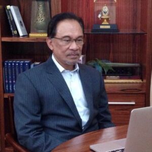 Mat Luthfi Instagram - Ikan-ikan dalam tasik rumah aku mati dan aku rasa salah Anwar Ibrahim.

Aku tau ramai yang salahkan Anwar Ibrahim untuk semua benda malang dalam hidup depa (anak malas salah Anwar, traffic light rosak salah Anwar, terpijak Lego salah Anwar) but let me assure you this is not one of those emotional cases, this is scientific.

Hear me out because I have thought this through.

Selepas tersangat banyak ikan mati, management kawasan ini telah ambil sample air dan buat kajian.

Depa dapati air tasik telah menjadi terlebih alkali.

Terlebih alkali sebab pH naik.

PH naik sebab Anwar.