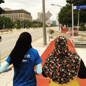 Mat Luthfi Instagram - Yesterday I ran with Suha Kipchoge and Tikah Khenak around Putrajaya.

Our Finance Minister Tengku Zafrul happened to run at the same place and time but we didn’t see him. If we did, I’d ask for government subsidy for running distance too.

Some people did say hi. One of them even cat-called me. Luckily I had two muslimah ajnabi protecting me, a free hair from further harassment 😂

After an excruciating 5 km, we were all exhausted and thank God there’s a convenient store nearby run by my family.

So we bought our breakfast at Family Mart.

Tikah wasn’t happy when she saw the calorie index on the container. I said calm down let’s look at it this way:

Calories burnt = 293 Cal
Bihun goreng = 380 Cal
Being able to deceive yourself = Priceless