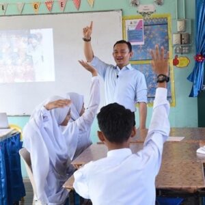 Mat Luthfi Instagram - Ada beberapa kali saya menghadiri sesi media bersama Dr. Maszlee. Kebanyakan pengamal media bertanyakan soalan seputar isu polisi, Dong Zong dan tulisan Jawi.

Sejak sesi pertama hinggalah sesi yang terakhir tempoh hari, saya hanya bertanyakan satu soalan yang sama kepada Dr. Maszlee, “Dr. tidur berapa jam semalam?” “Cukup,” beliau menjawab pendek, barangkali sependek masa rehatnya.

Perkenalan kami berdua bermula sebelum kementerian lagi kerana sering ditemukan hobi yang sama - berpeleseran di forum-forum akademik dan acara-acara aktivisme.

Dahulu apabila berjumpa dengan anak-anak yatim dan gelandangan, Dr. mengingatkan mereka agar berani bermimpi dan jangan sekali takut untuk bercita-cita (satu perkara yang hampir mustahil untuk diungkapkan oleh seorang pesimis seperti saya). Jadi apabila saya mendapat berita beliau akan mengundurkan diri tempoh hari, saya tersenyum sendiri.

Tidurlah Dr., bukan anak-anak sahaja yang perlu bermimpi.
